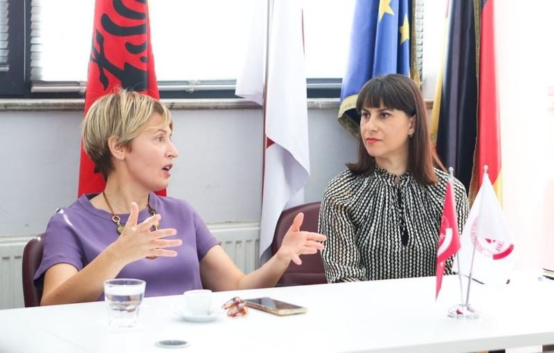 Zemra plot, por këmbët në tokë!