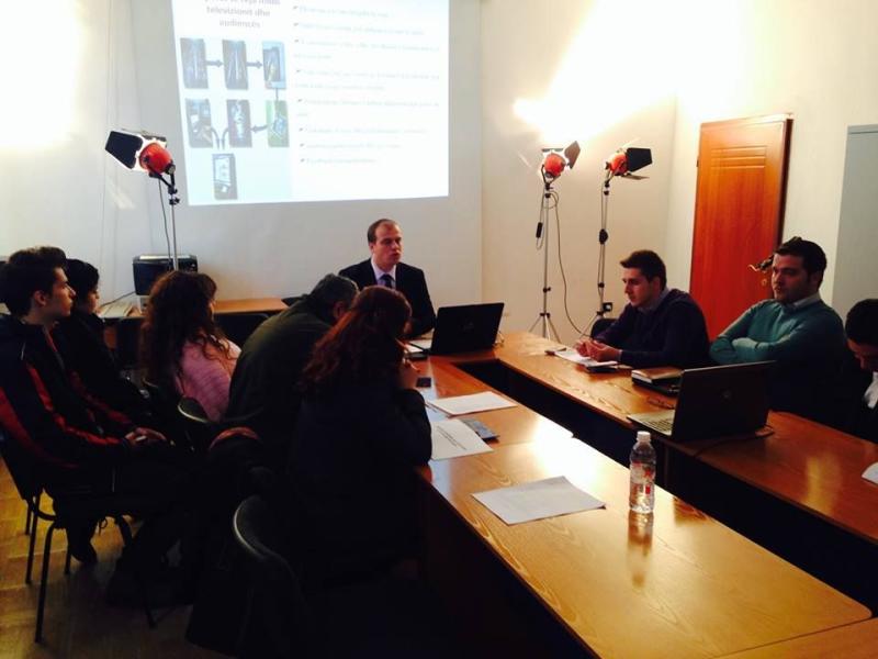Foto Lektorë të komunikimit marrin pjesë në konferencën mbi median