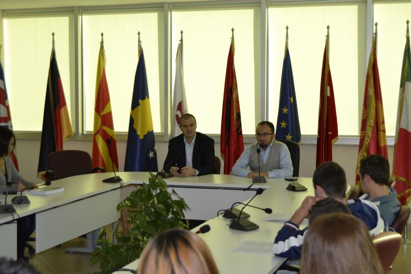 Foto Redi Gjuzi: Gazeta, mjeti më i rëndësishëm i komunikimit masiv