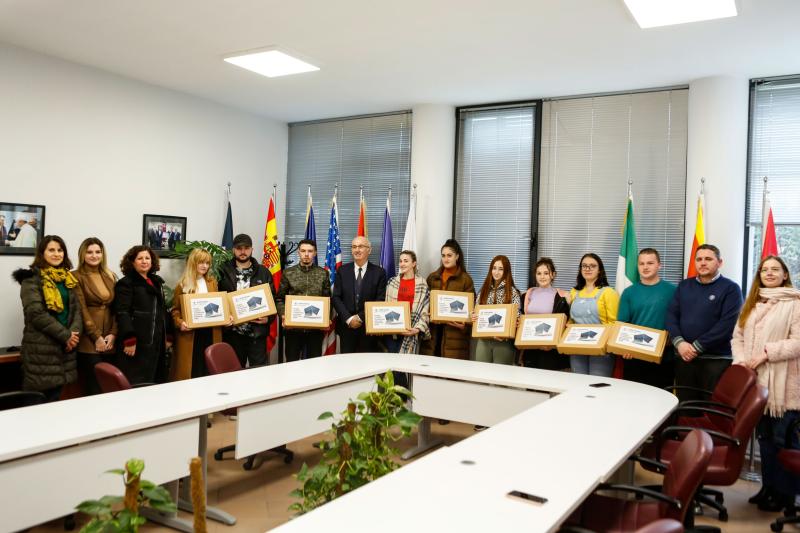 Foto BEDËR DHURON 10 LAPTOPË PËR STUDENTËT E RINJ