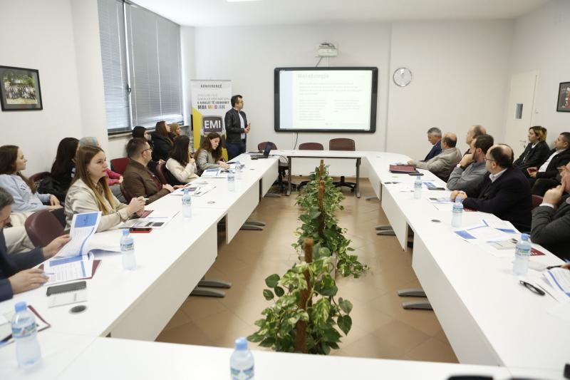 Foto Konferenca me titull “Zhvillimi i një shkalle për matjen e nivelit të EMI dhe testimi tek studentë të grup moshës 18-24 vjeç”