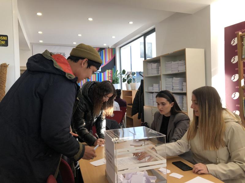 Foto Zhvillohen zgjedhjet për anëratët e Këshillit Studentor