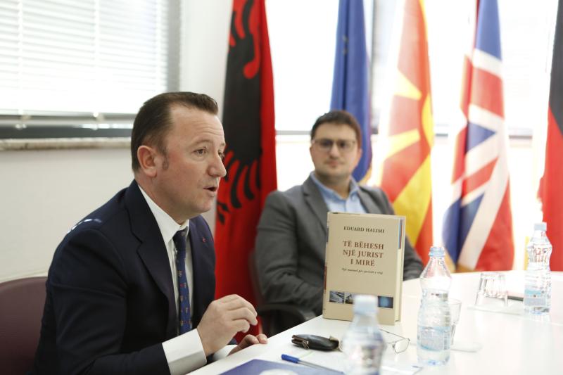 Foto Promovohet libri “Të bëhesh një jurist i mirë”
