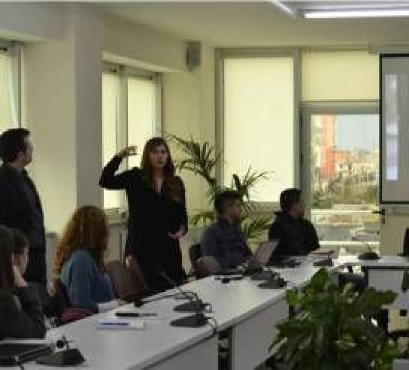 Foto Drejtoresha e “Land Mark” takon studentët e komunikimit 