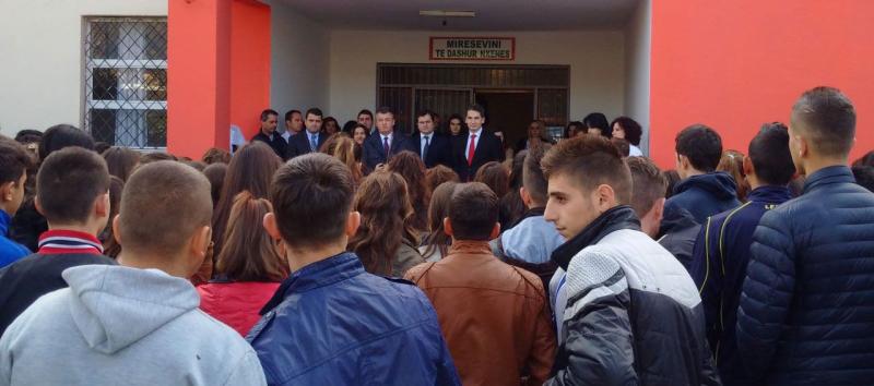 Foto Beder donates 500  books