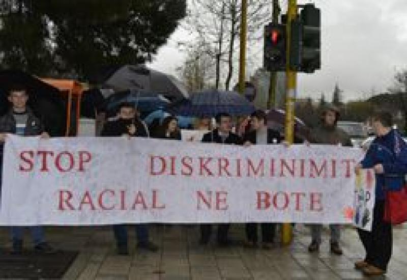 Foto Studentët sensibilizojnë qytetarët në ditën kundër diskriminimit racial