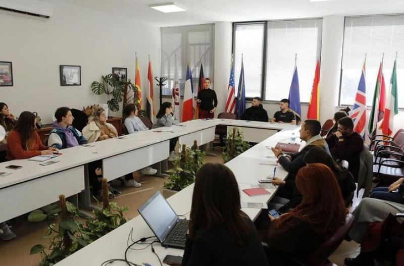Foto Sesion informues me temë “Raportimi i përgjegjshëm në kohë pandemie"
