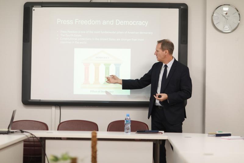 Foto Shefi i Zyrës së PR në Ambasadën Amerikane diskuton me studentët mbi lirinë e shtypit