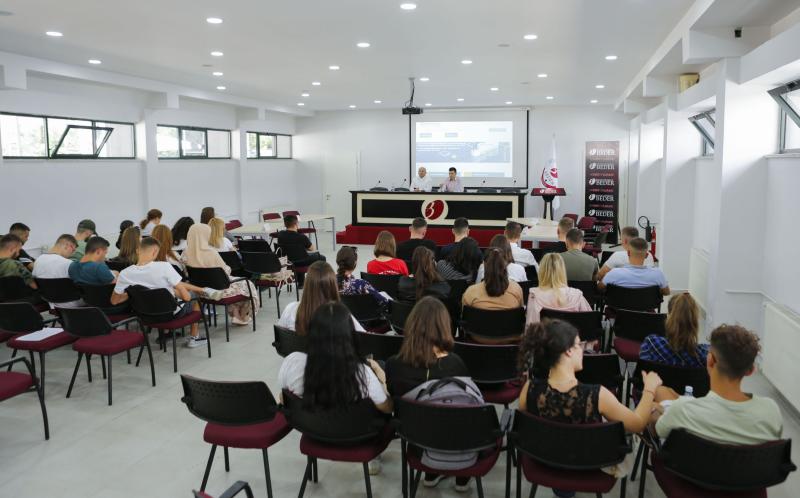 Foto Leksion i hapur, tregu i sigurimeve në Shqipëri