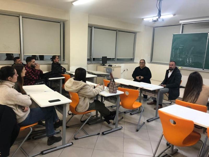 Foto Themeluesi dhe drejtuesi i Bussines Mag dhe New Media Digjital, Gerti Boshnjaku, i ftuar nga studentët e Masterit